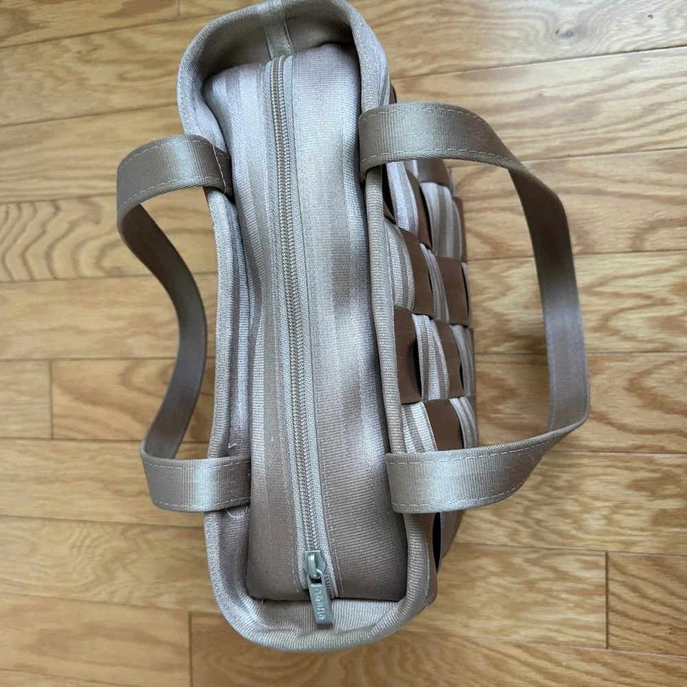 Harveys seatbelt bag